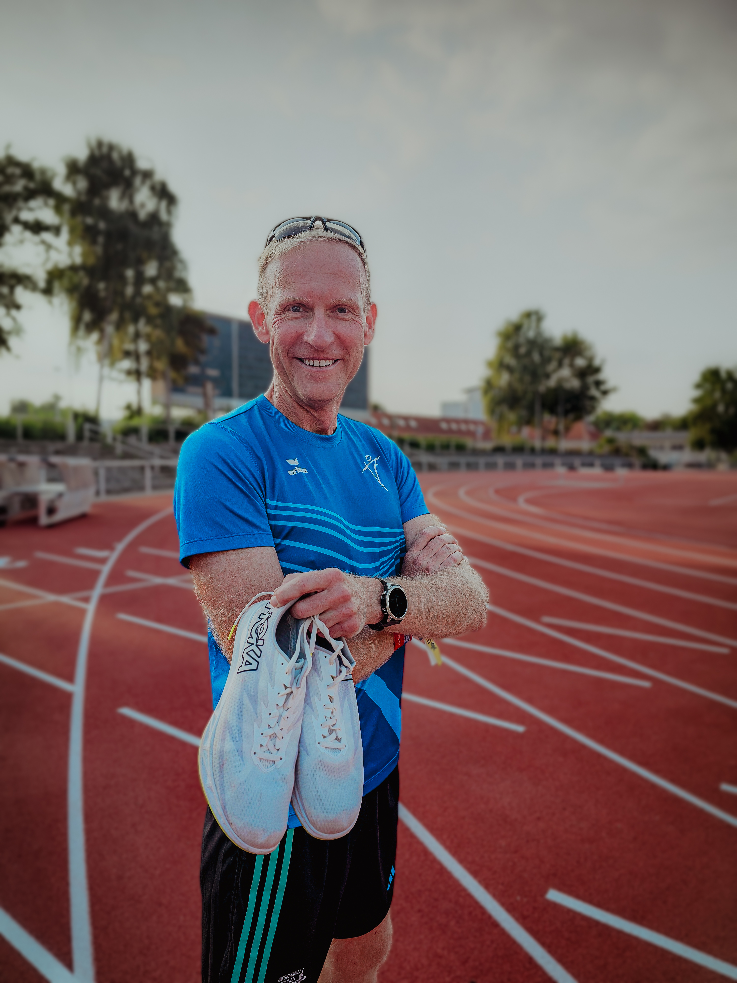 Lars auf der Laufbahn mit Spikes in der Hand